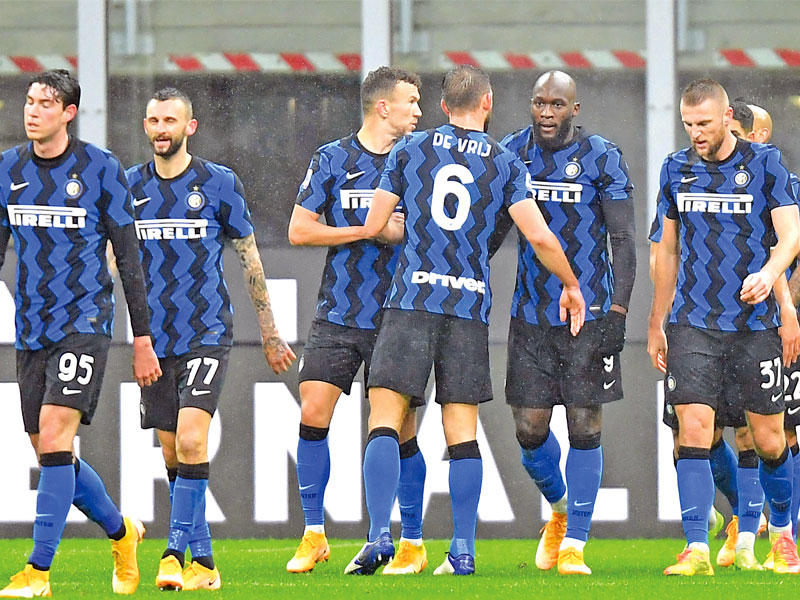 لاعبو إنتر ميلان خلال مباراة سابقة