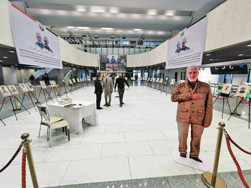 جانب من معرض للصور أقيم في البرلمان العراقي خلال حفل تأبين لسليماني والمهندس