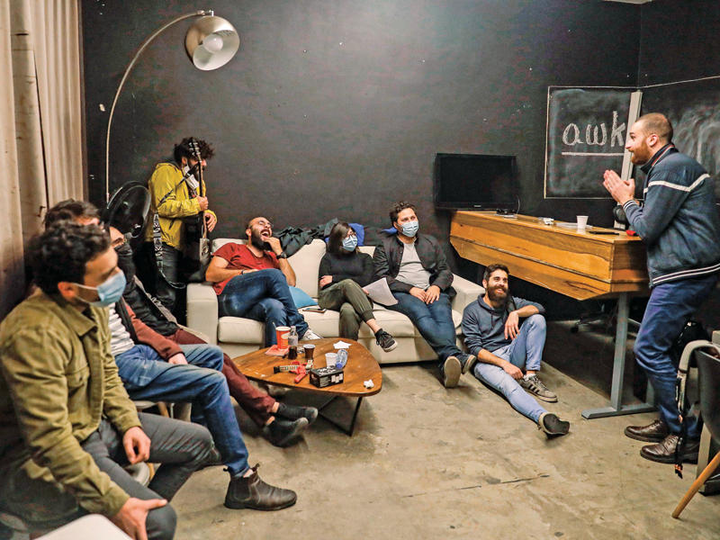 عرض كوميدي في قاعة للعروض الفنية في بيروت داخل أحد الأحياء الأكثر تضرراً جراء انفجار المرفأ في الرابع من أغسطس الفائت