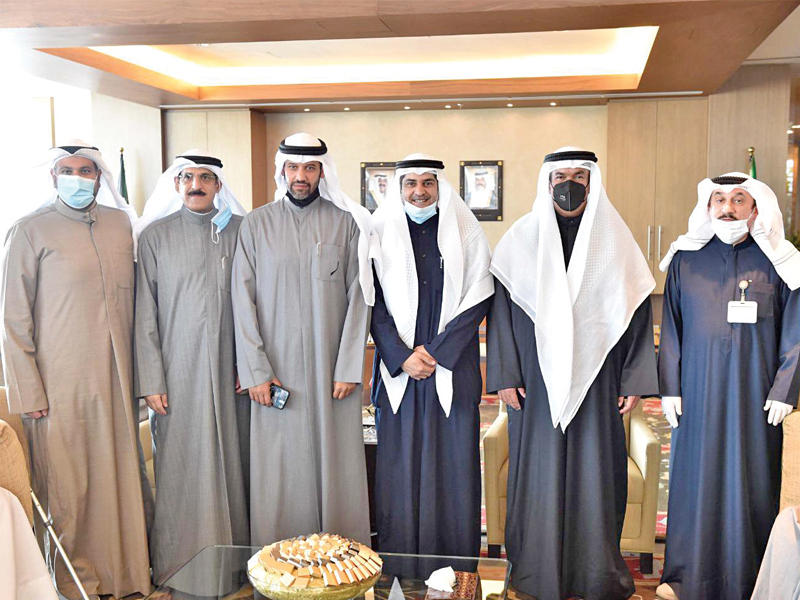 وزير التربية وزير التعليم العالي د. علي المضف متوسطاً وفد الرابطة