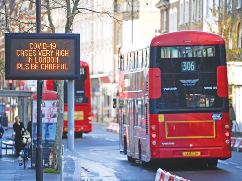 شارع شبه خالٍ من المارة في لندن أمس (رويترز)
