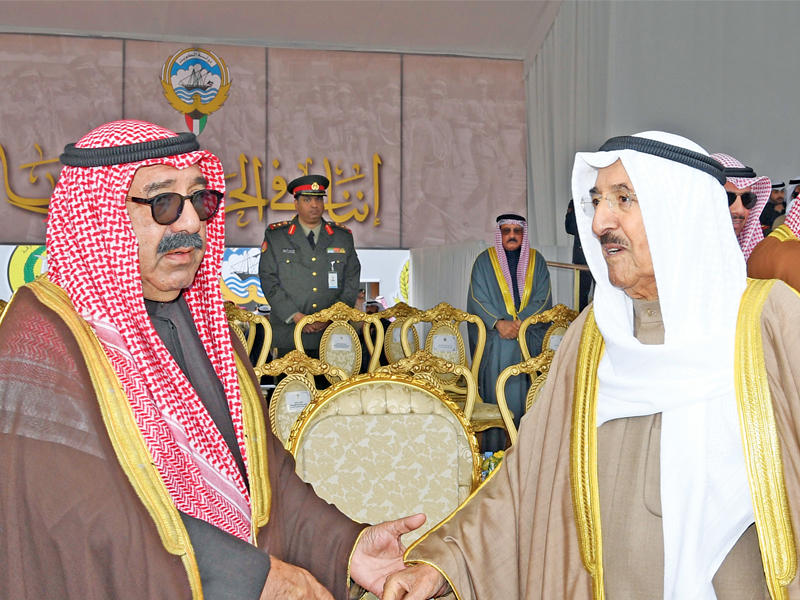 الشيخ ناصر صباح الأحمد مع الأمير الراحل الشيخ صباح الأحمد في حفل تخريج الطلبة الضباط الجامعيين بكلية علي الصباح العسكرية