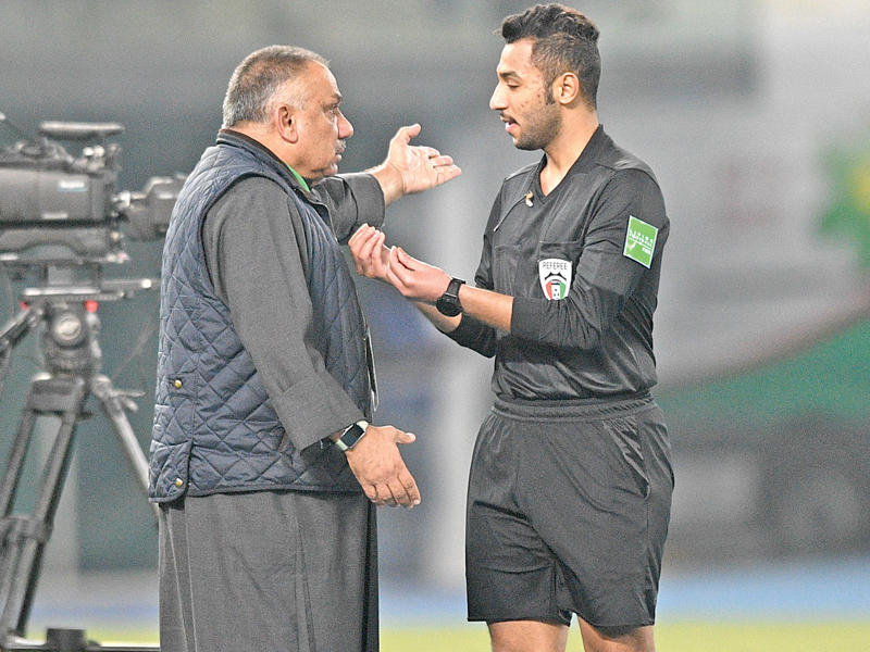 مندني يجادل الحكم يوسف النصار