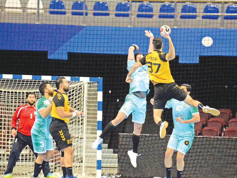 نصير حسن يصوب على مرمى العربي «تصوير جورج ريجي»