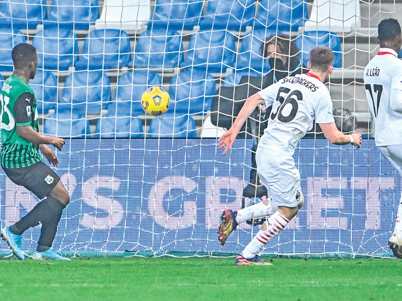 ساليمايكيرس نجم ميلان يحرز هدفاً في مرمى ساسولو