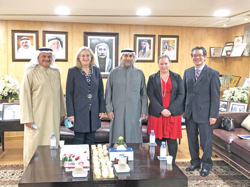 فيصل علي المطوع مستقبلاً وفد السفارة الأميركية