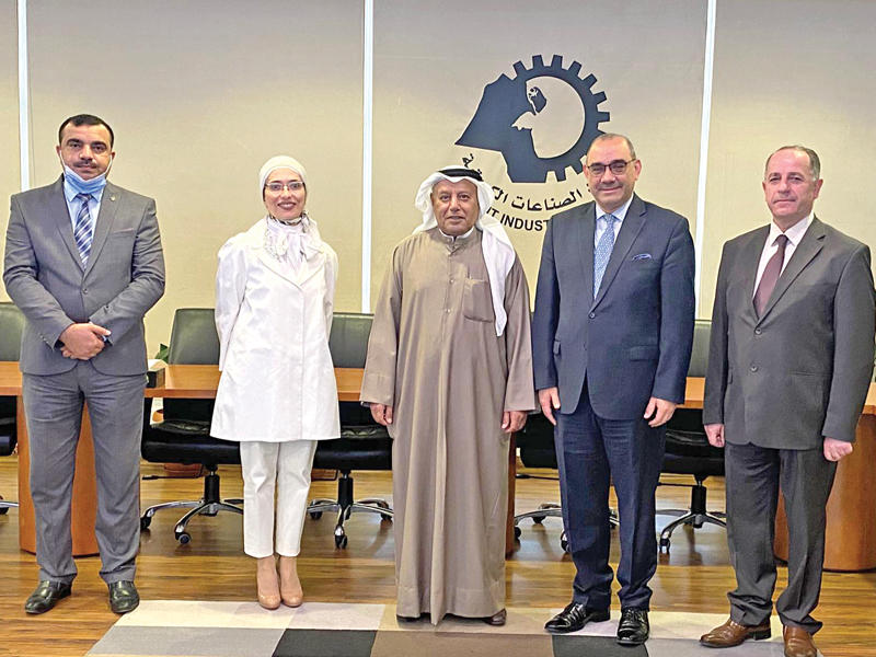 الخرافي خلال استقباله الوفد العراقي