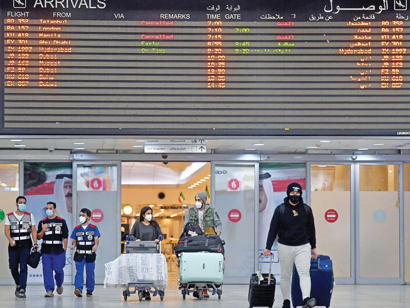 جانب من وصول القادمين على رحلة لندن أمس