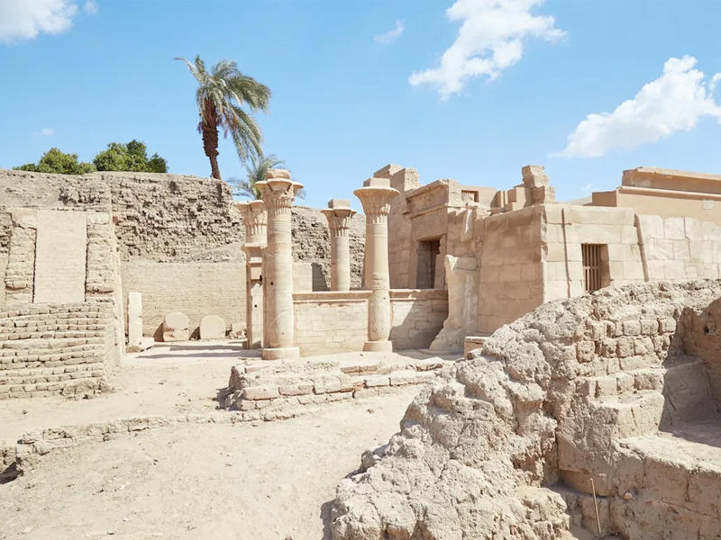 معابد الكرنك الشهيرة في مدينة الأقصر التاريخية بصعيد مصر