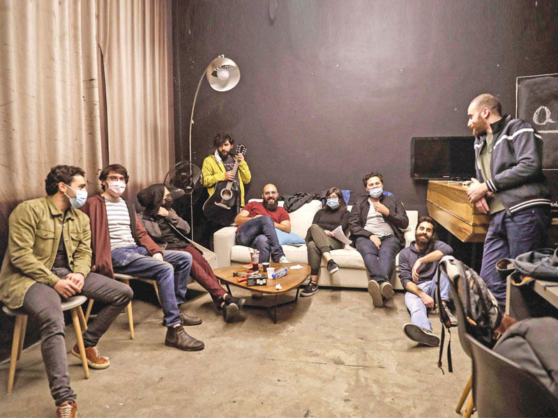 شباب لبنانيون تقديم علاج جماعي بالضحك من خلال عروض كوميدية 