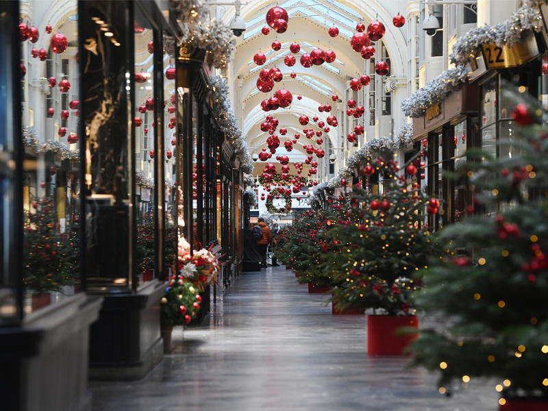 مجمع بيرلينغتون التجاري المزين بأشجار الميلاد فارغ من رواده في لندن أمس (اي بي اي)