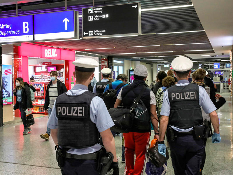 عشرات المسافرين يبيتون في مطاري برلين وفرانكفورت