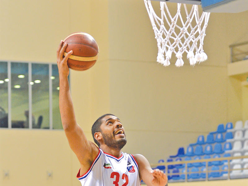 علي الهدهود لاعب الكويت يسجل في سلة الشباب