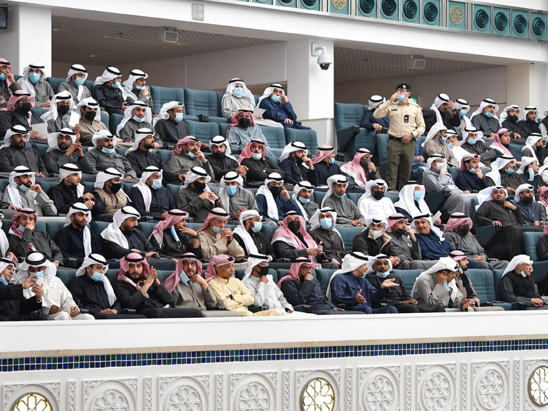 جانب من الجمهور خلال عملية فرز الأصوات لرئاسة مجلس الأمة