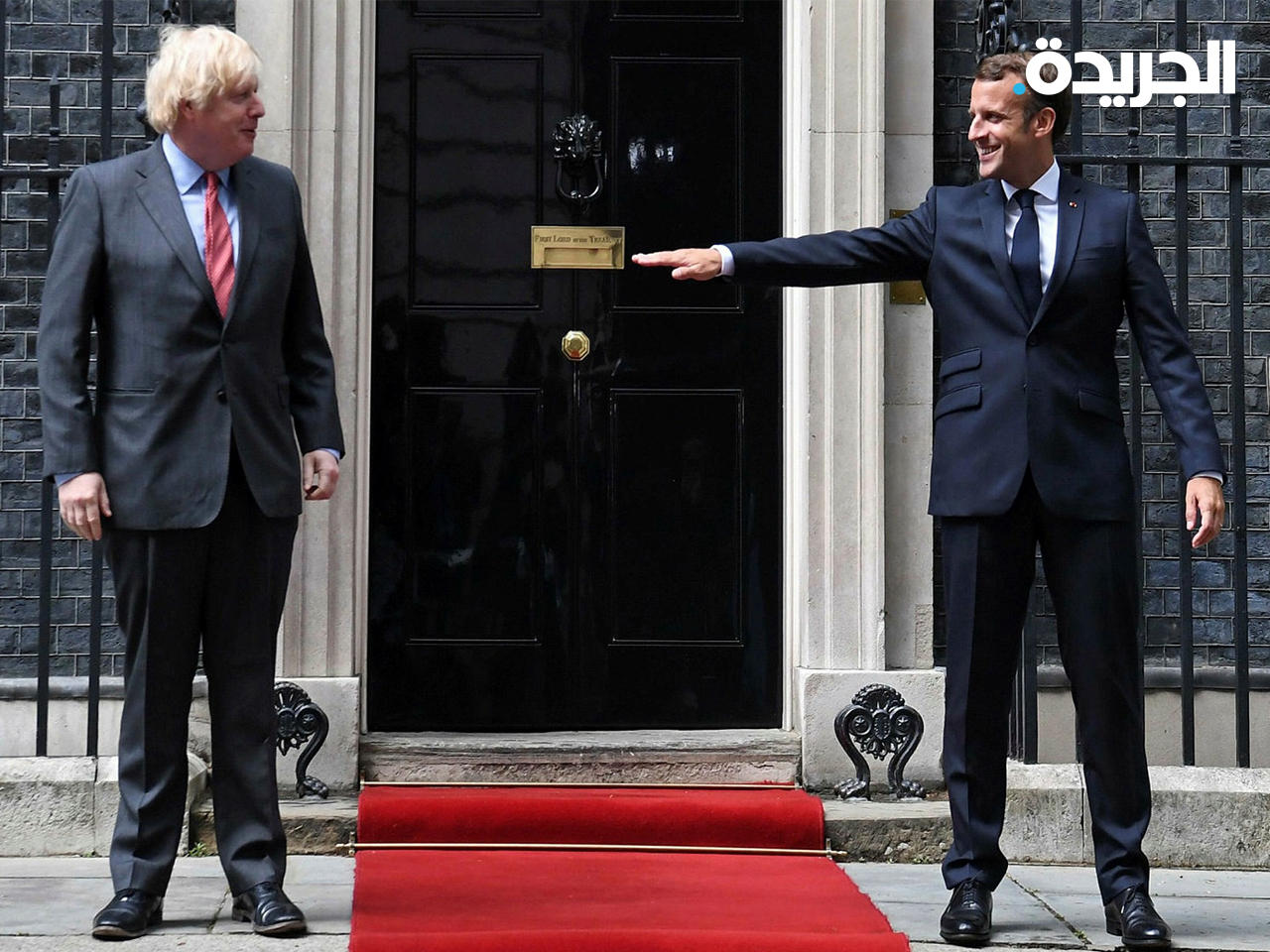 الرئيس الفرنسي ماكرون ورئيس الوزراء البريطاني جونسون خلال لقاء سابق