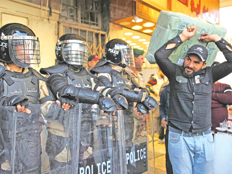 عناصر أمنية عراقية وسط بغداد أمسt(أ ف ب)