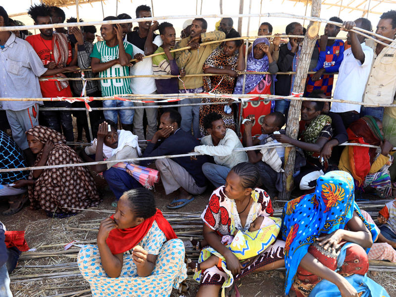 لاجئون إثيوبيون فارون من تيغراي في مخيم الراكوبة على الحدود مع السودان قبل أيام t (رويترز)