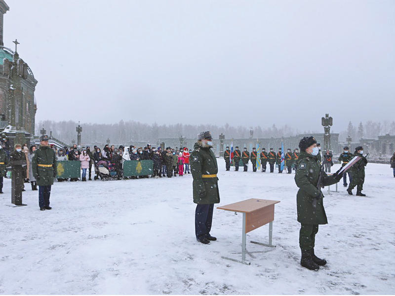 صينيون يتابعون إطلاق صاروخ لونغ مارش-8 بمركز وينتشانغ الفضائي في هاينان أمس (أ ف ب)
