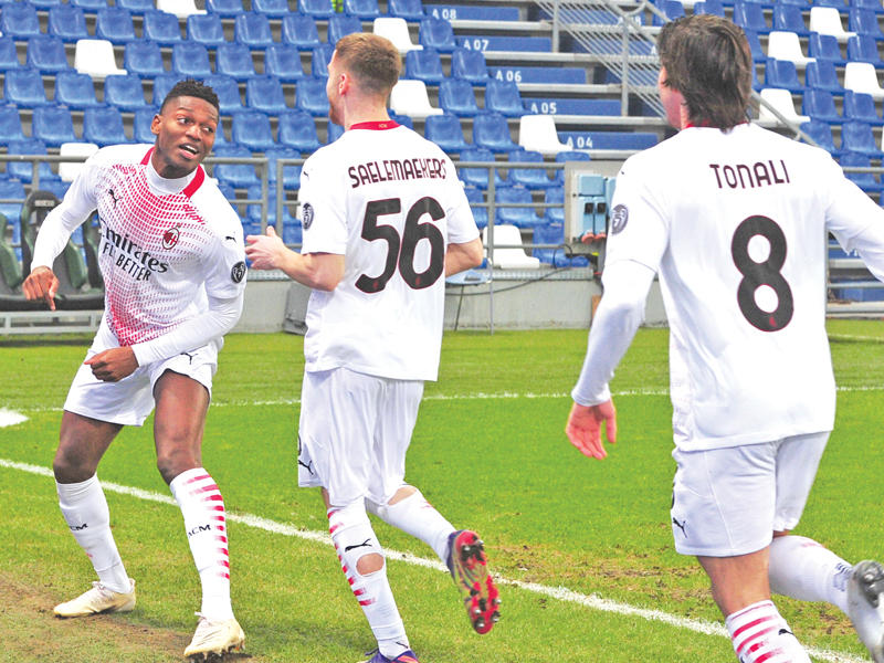 لاعبو ميلان خلال المباراة السابقة