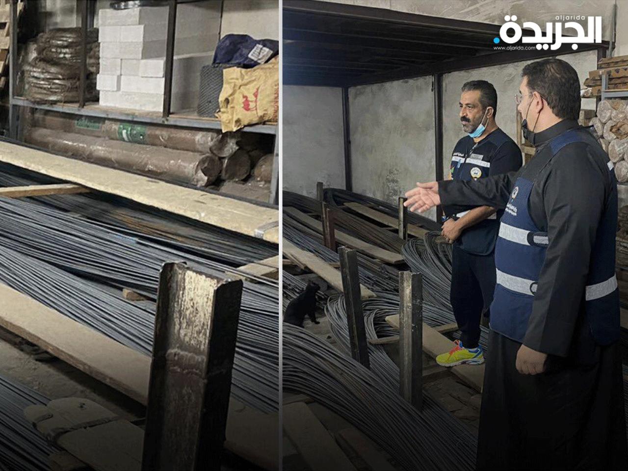 مفتشو وزارة التجارة في أحد المحلات