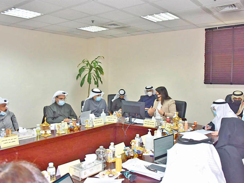 وزيرة الأشغال العامة وزيرة الدولة لشؤون البلدية، رنا الفارس خلال ترؤسها اللجنة العليا للتخطيط