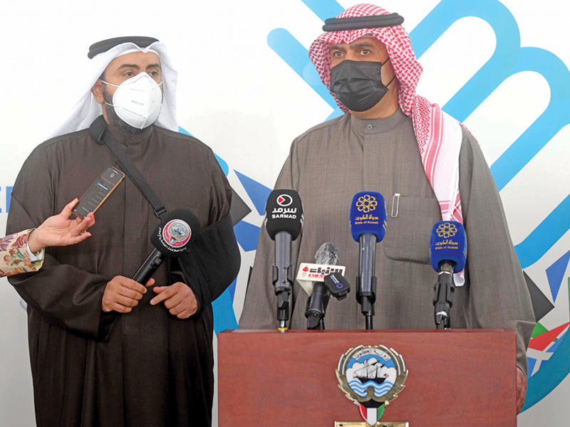 نائب رئيس مجلس الوزراء وزير الدولة لشؤون مجلس الوزراء أنس الصالح ووزير الصحة الشيخ باسل الصباح خلال المؤتمر الصحافي أمس