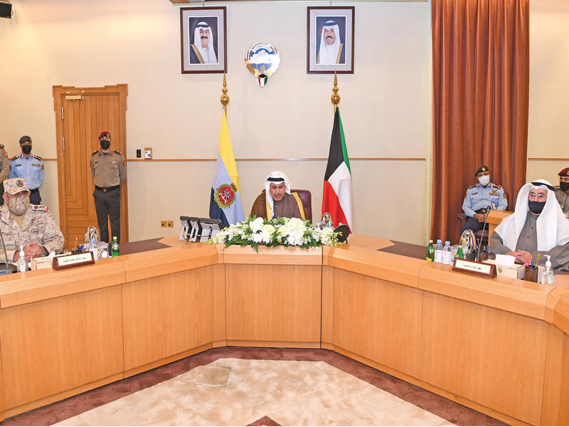 نائب رئيس مجلس الوزراء وزير الدفاع الشيخ حمد الجابر خلال الاجتماع أمس