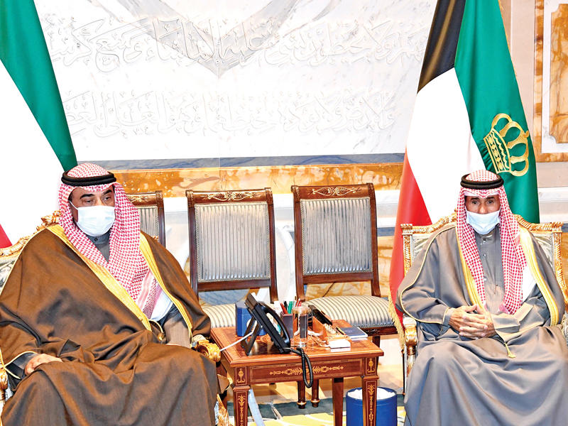 سمو الأمير الشيخ نواف الأحمد مستقبلاً رئيس مجلس الوزراء سمو الشيخ صباح الخالد أمس