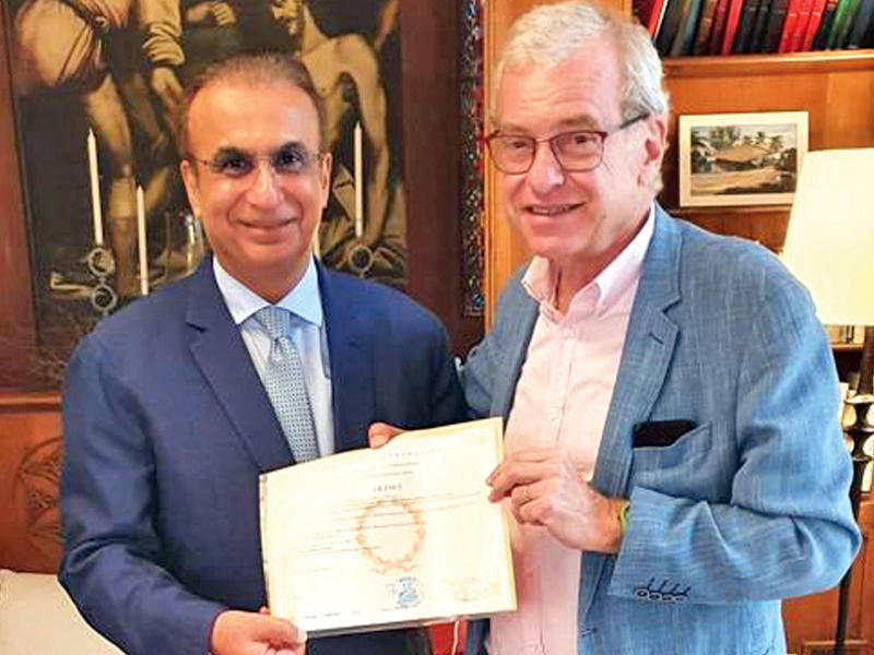  سفير الكويت لدى كوبا محمد خلف يتسلم شهادة الأدب الكلاسيكي
