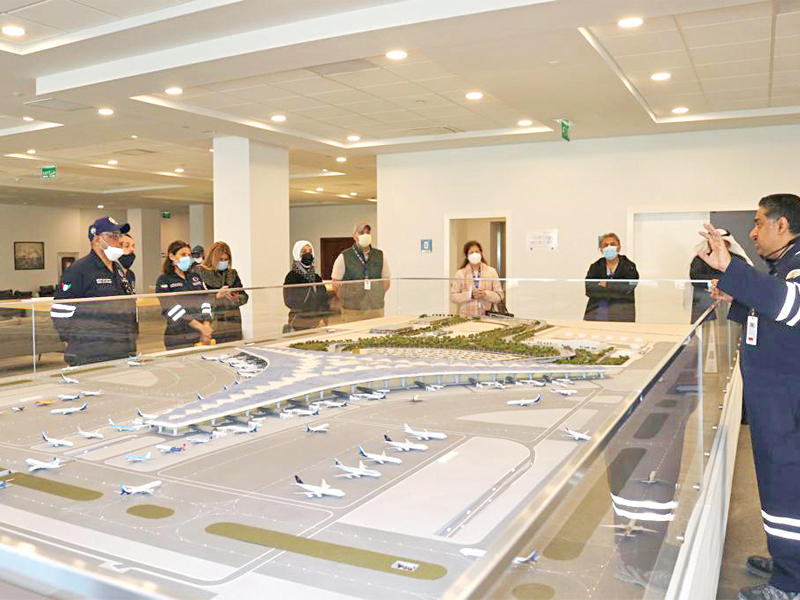 المديرة العامة لمعهد الكويت للأبحاث العلمية  د. سميرة السيد عمر ووفد «الأبحاث» خلال زيارة مبنى المطار T2