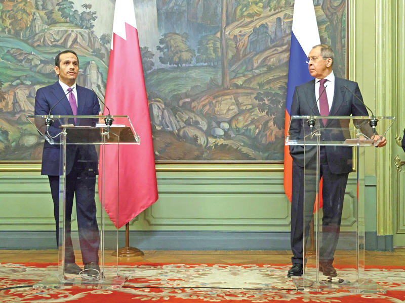 نائب رئيس الوزراء وزير الخارجية القطري محمد بن عبدالرحمن ووزير الخارجية الروسي سيرغي لافروف خلال مؤتمر صحافي في موسكو أمسt (أ ف ب)