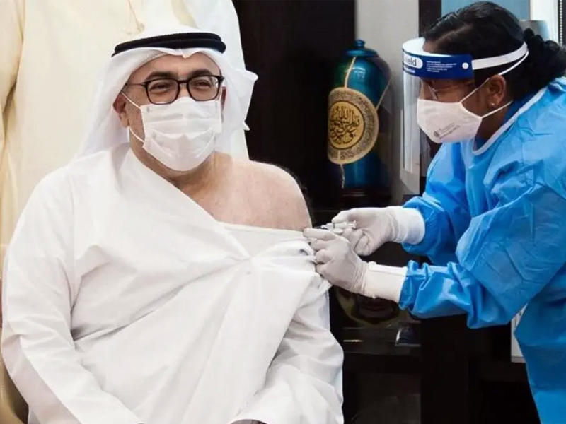 وزير الصحة الإماراتي يتلقى أول جرعة من لقاح كورونا