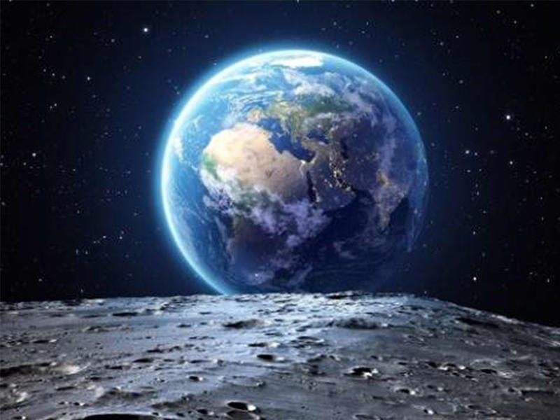 مشهد للأرض من سطح أحد الكواكب