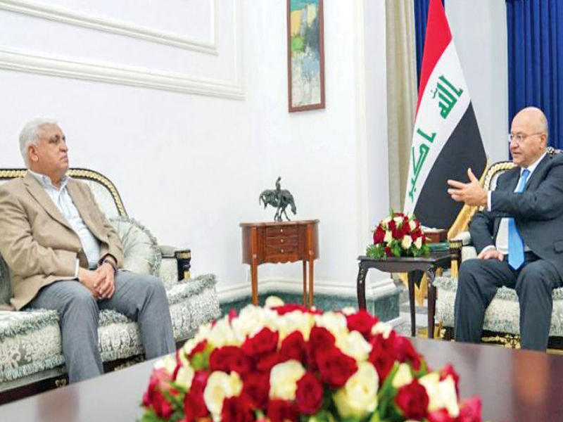 الرئيس العراقي برهم صالح مستقبلاً رئيس هيئة «الحشد» فالح الفياض في بغداد أمس (واع)