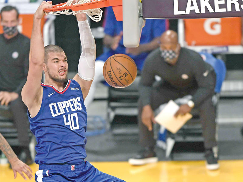 زوباك نجم كليبرز يسجل في سلة ليكرز