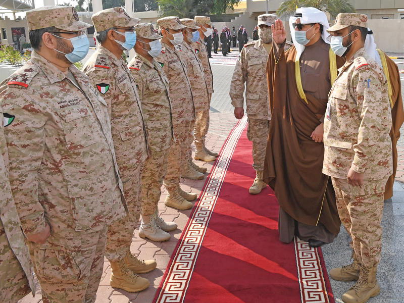 وزير الدفاع محيياً قيادات الجيش أمس