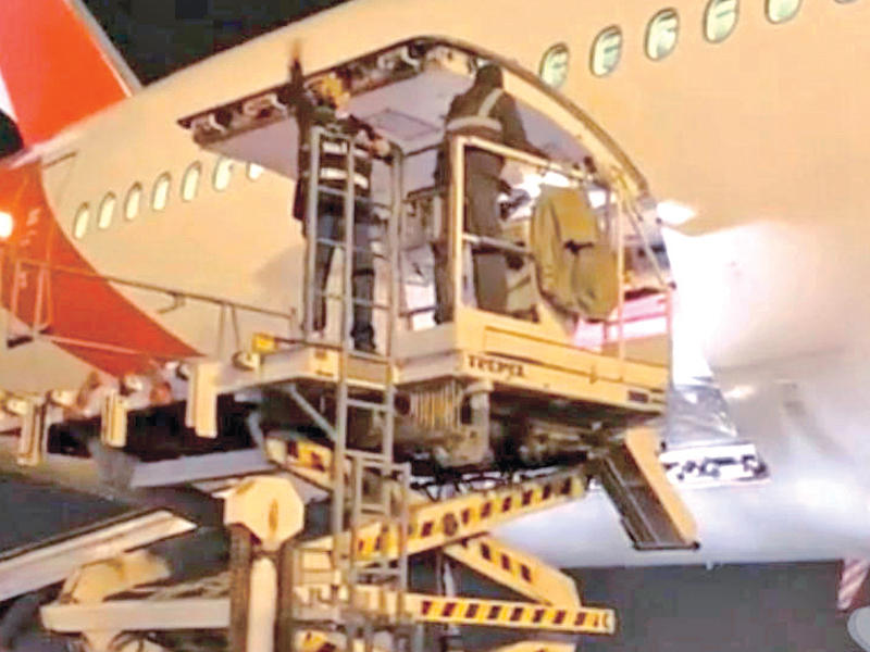 لحظة وصول اللقاح إلى مطار الكويت فجر أمس