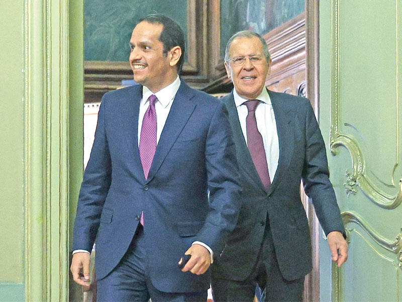 وزير الخارجية الروسي سيرغي لافروف و نائب رئيس الوزراء وزير الخارجية القطري محمد بن عبدالرحمن في موسكو أمس