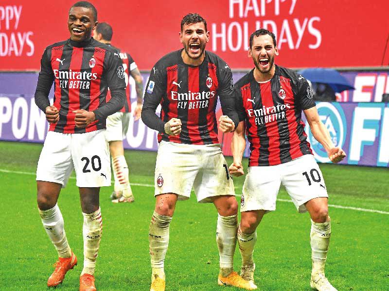 فرحة لاعبي ميلان بالهدف الثالث