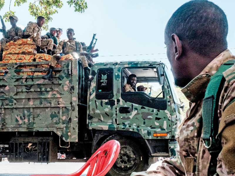 عناصر من القوات الخاصة الإثيوبية على حافلة محمّلة بالفرشات في منطقة الماتا (أ ف ب)