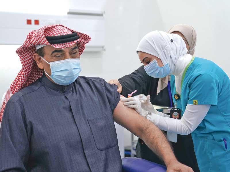  رئيس مجلس الوزراء سمو الشيخ صباح الخالد صباح  يتلقى أول جرعة من اللقاح