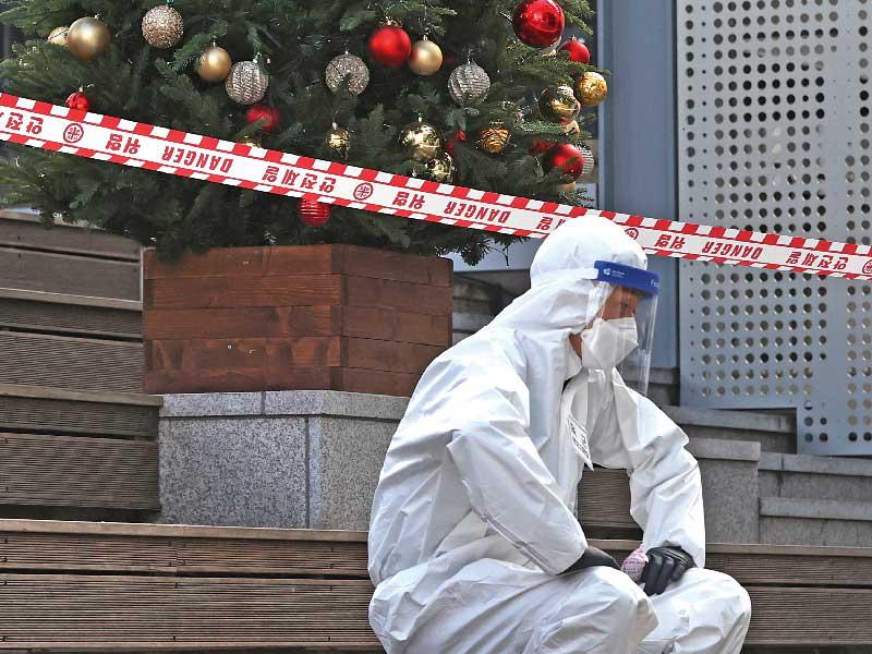 ممرض يأخذ استراحة في سيول أمس (اي بي اي)