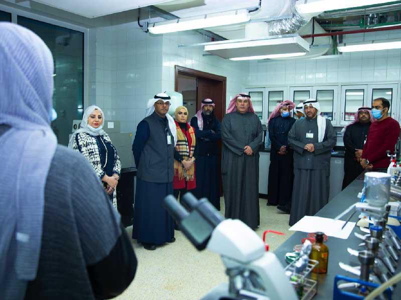 وزير التجارة والصناعة، وزير الدولة للشؤون الاقتصادية، فيصل المدلج خلال زيارته للهيئة العامة للبيئة