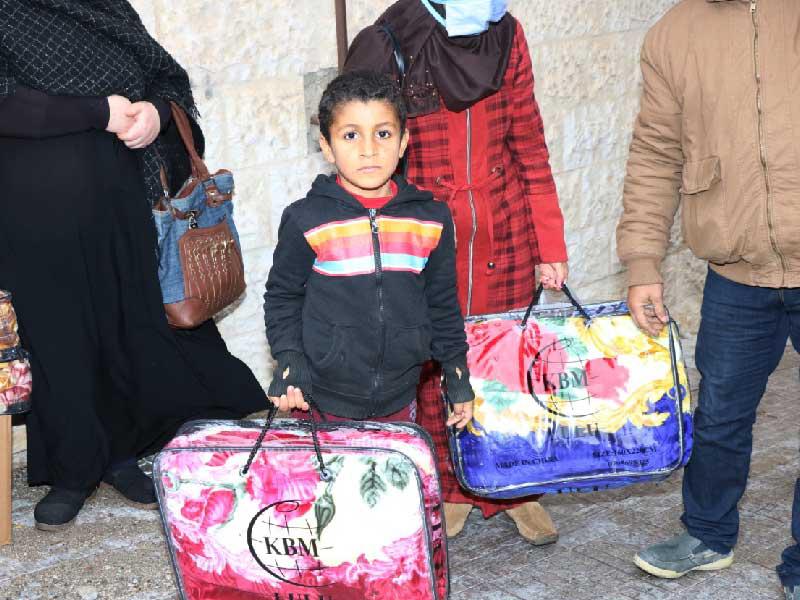 جانب من حملة «دفئاً وسلاماً» التي طرحتها جمعية النجاة الخيرية