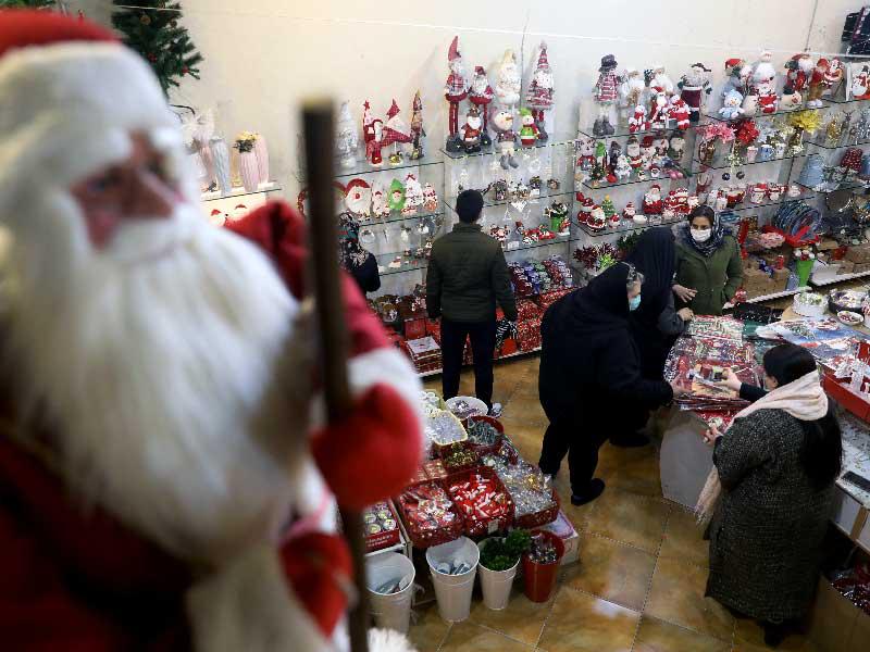 إيرانيون بسوق لبيع زينة عيد الميلاد في طهران أمس الأول (رويترز)