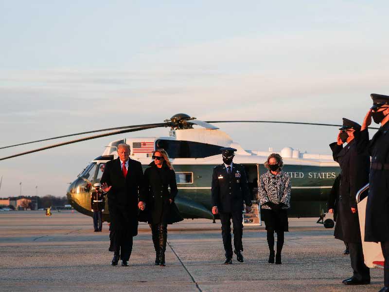 دونالد ترامب وزوجته ميلانيا يغادران قاعدة أندروز إلى مارالاغو أمس الأول (رويترز) 