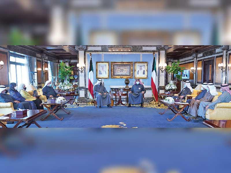  رئيس مجلس الوزراء سمو الشيخ صباح الخالد مستقبلاً رئيس وأعضاء فريق الإصلاح الاقتصادي أمس