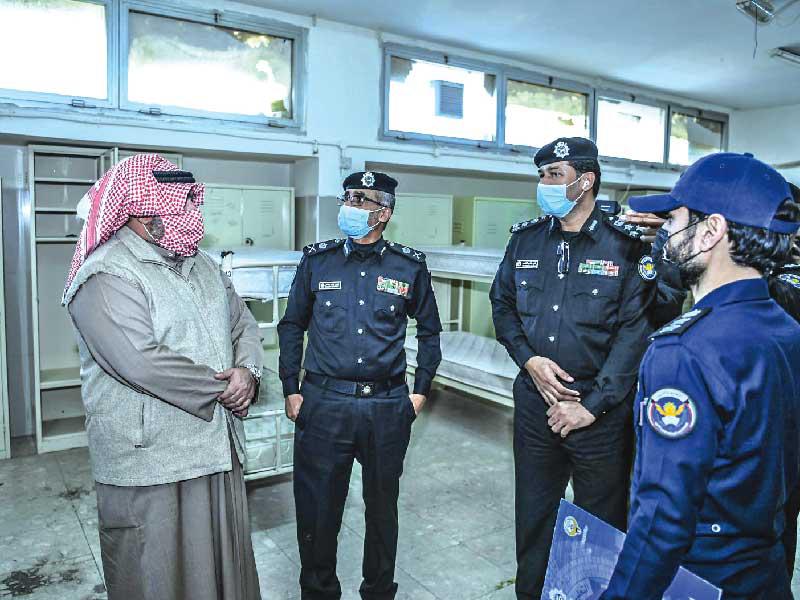  وزير الداخلية الشيخ ثامر العلي خلال زيارته أكاديمية سعد العبدالله للعلوم الأمنية 