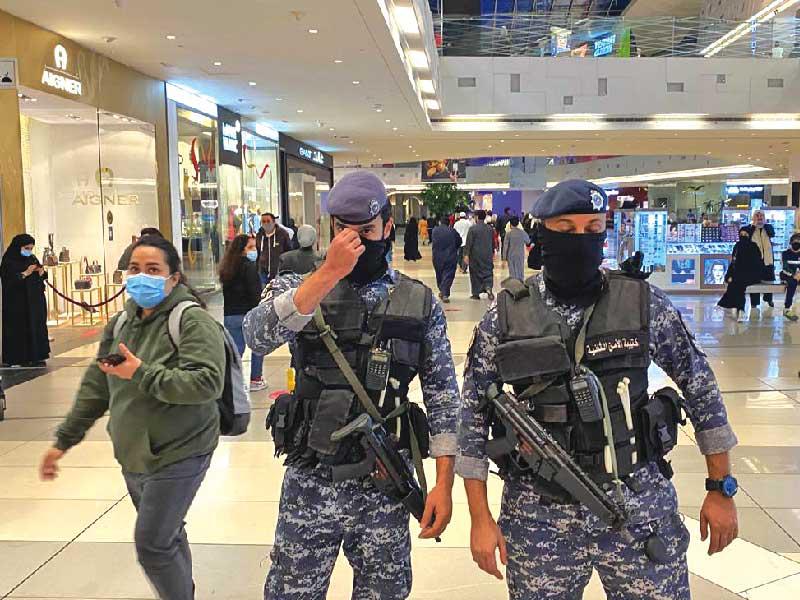 دورية راجلة في «الأفنيوز» أمسn