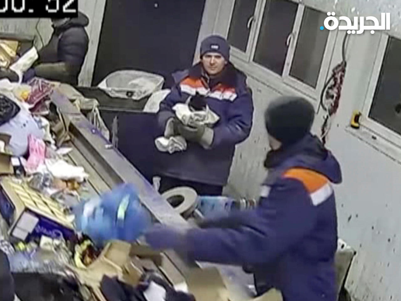 عامل في منشأة روسية لفرز النفايات ينقذ  قطا من الموت الوشيك